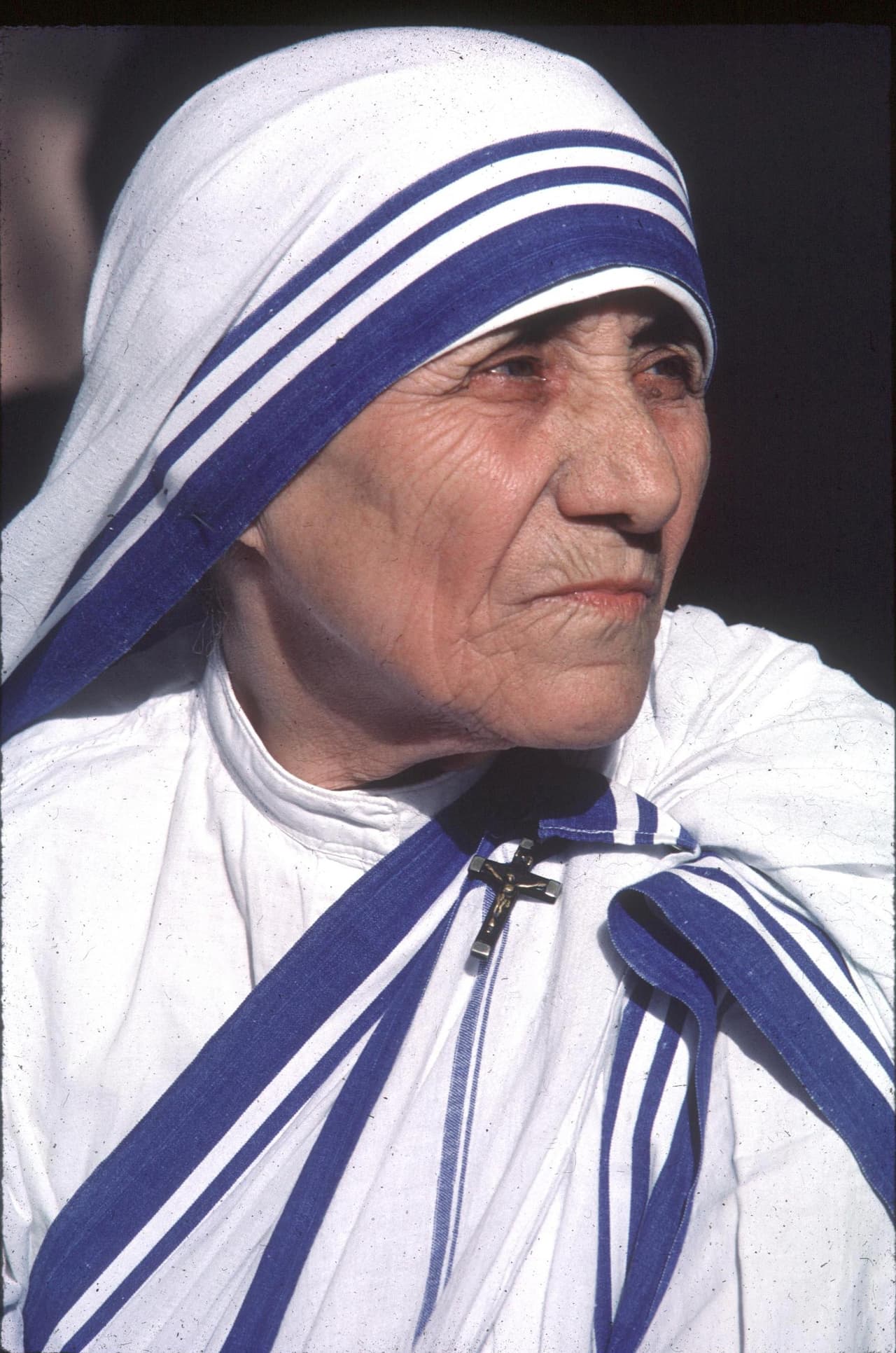 Es de los ejemplos más grandes, se trata de la Madre Teresa de Calcuta que durante más de 45 años atendió a pobres, enfermos, huérfanos y moribundos.