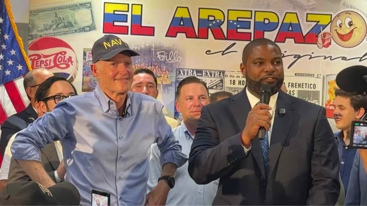 Byron Donalds, candidato a gobernador de Florida, hace campaña en El Arepazo en Doral
