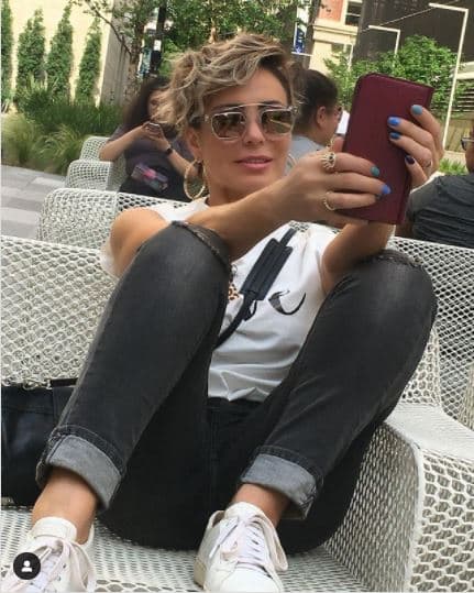 Curiosamente, quien ha fungido varias veces de fotógrafo personal de la conductora ha sido Juan Ángel Esparza, pareja de Carmen desde hace 17 años y con quien tiene una hija llamada Cosette de ocho añitos.