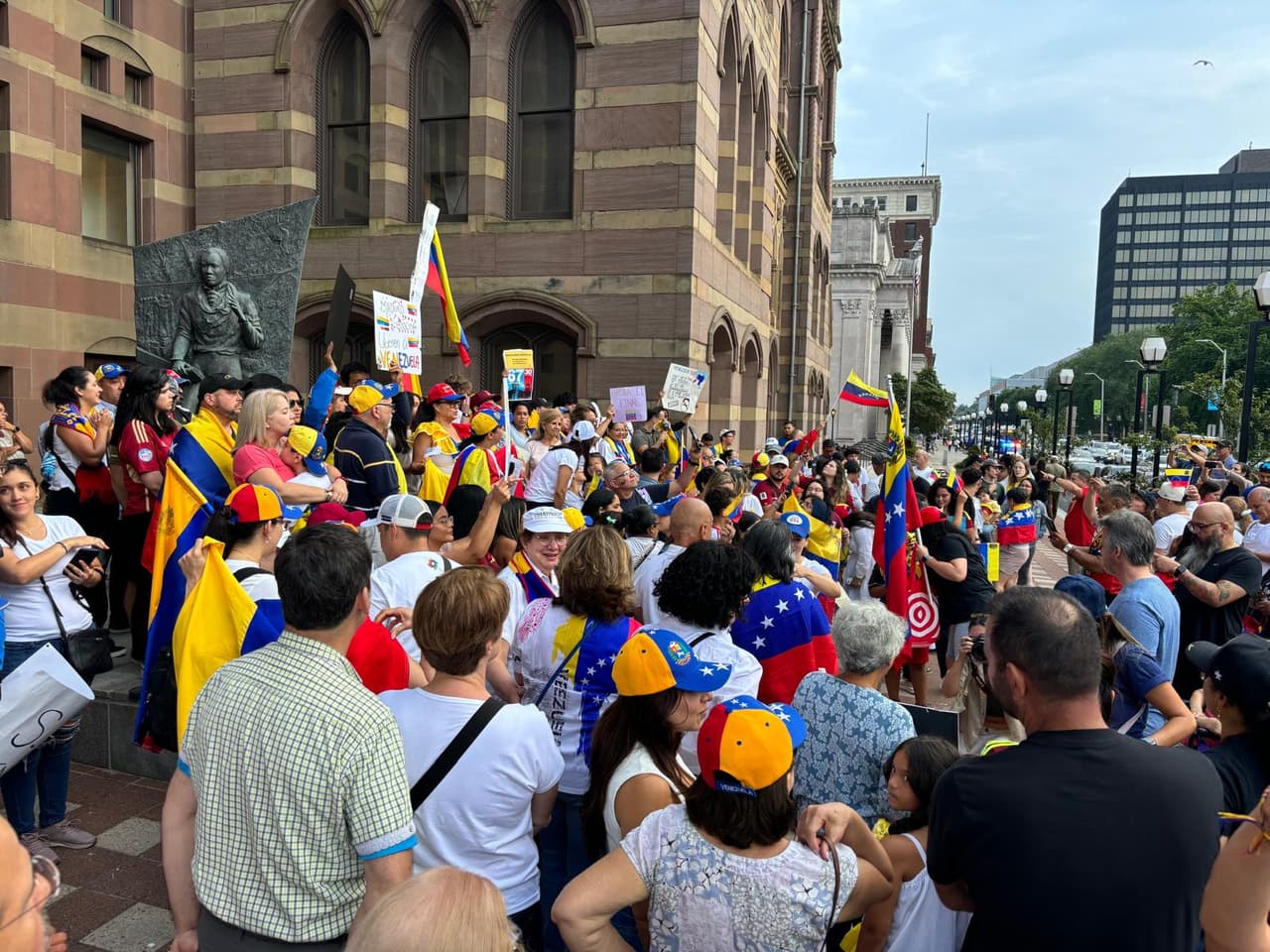 Venezolanos en Connecticut participan de la protesta mundial contra el fraude en elecciones de Venezuela.