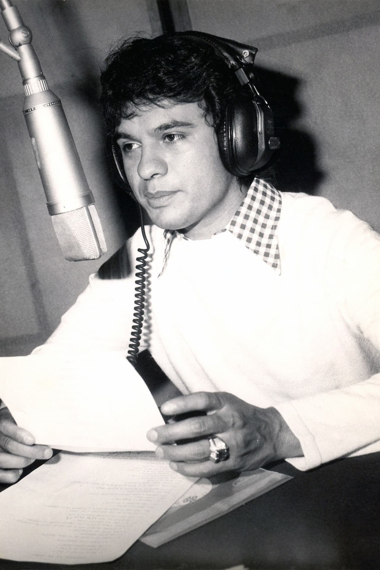 Juan Gabriel en una entrevista en una estación de radio, cuando promovía su disco "Alma Joven Vol. III". México, 1973.
