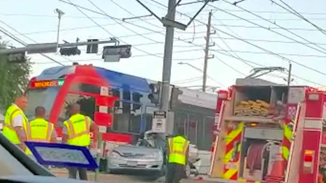 Intenta ganarle al tren y termina embestido al suroeste de Houston