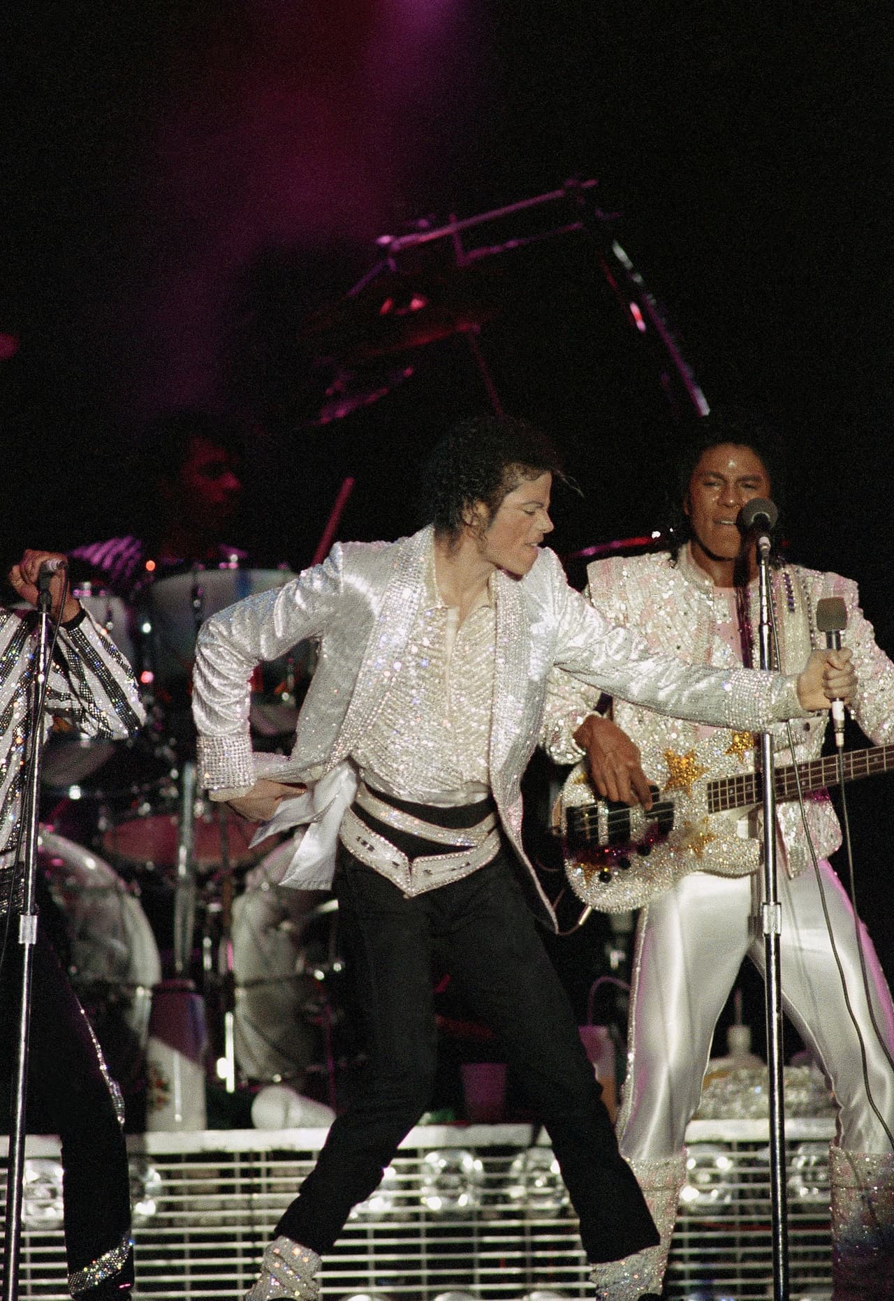 Jackson debutó en lo que se convertiría en su movimiento de baile característico, el moonwalk, durante una presentación de ‘Billie Jean’.