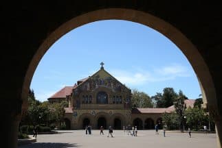 Vista de la Memorial Church en el campus de la Universidad de Stanford en California.