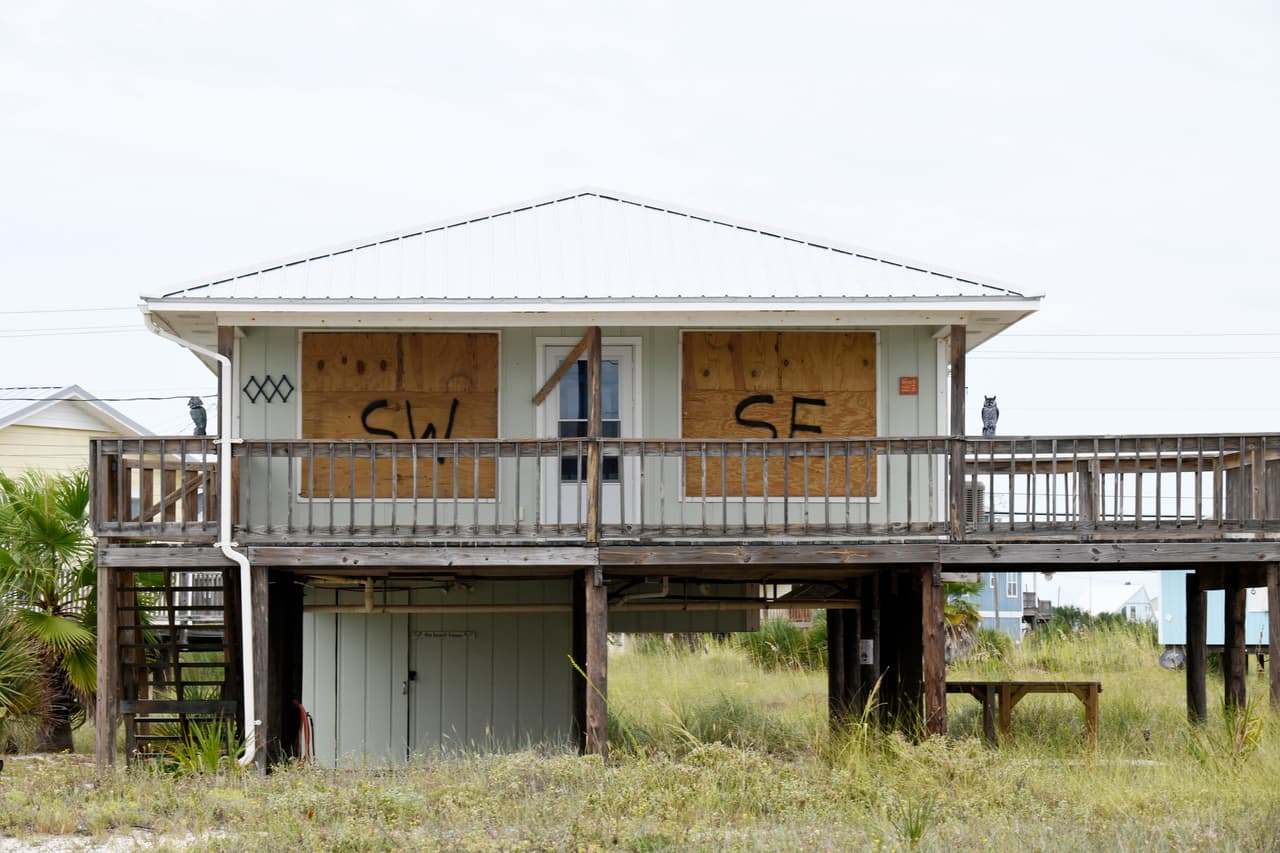 Una casa está tapiada con madera contrachapada ante la inminente llegada del huracán Isaias a la costa del Golfo en Dauphin Island, Alabama, el jueves 8 de octubre de 2026.