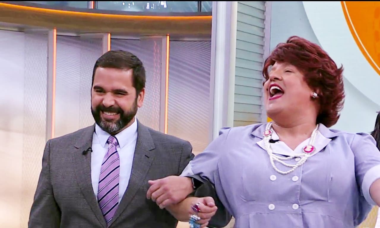 Doña Meche se mostró dispuesta a cambiar su acento colombiano por el español solo para conquistar el corazón de Albert. Por la sonrisa del meteorológo y su caballerosidad en esta foto tal vez lo logró.