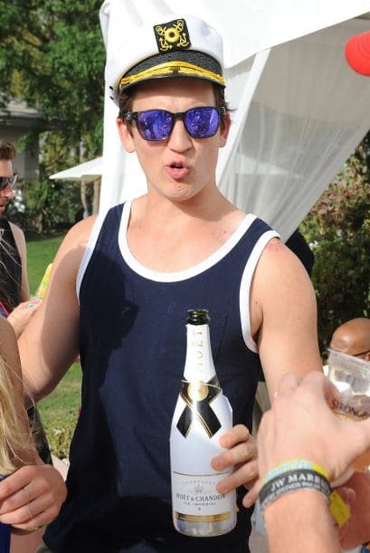 Miles Teller, bastante enfiestado. Mira aquí los videos más chismosos.