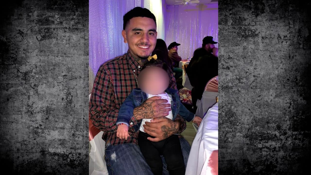 Sebastián Pulido junto a uno de sus hijos. Fotografía proporcionada por su familia.