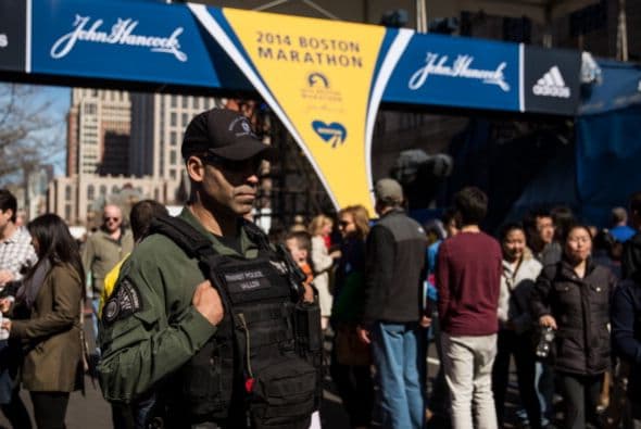 Perros policías para detectar explosivos y agentes encubiertos completan el despliegue de seguridad.