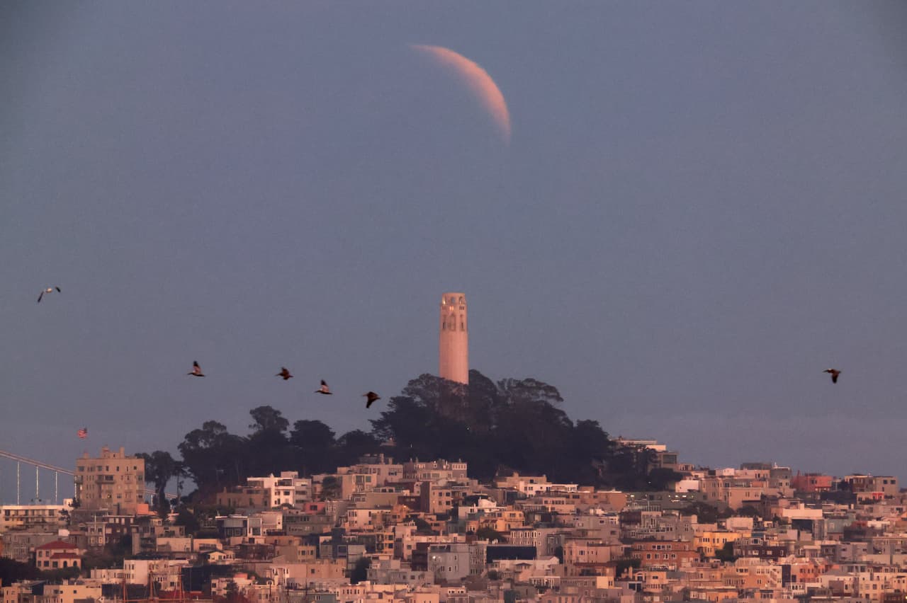 Una estampa excepcional del eclipse lunar en el cielo de Sausalito, California.