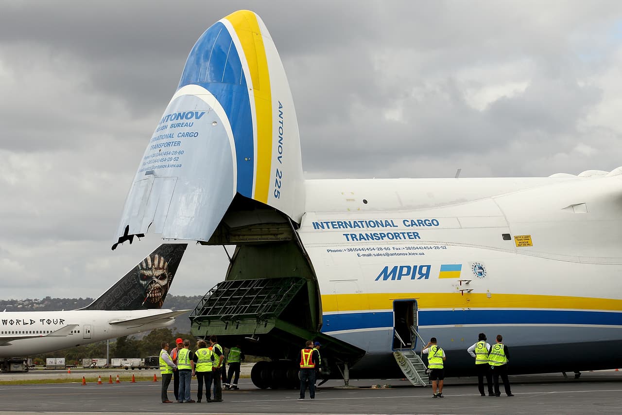 A diferencia de otros aviones de carga que cuentan con compuertas traseras y laterales para acceder a su interior, con el Mriya se tenía que levantar su nariz.