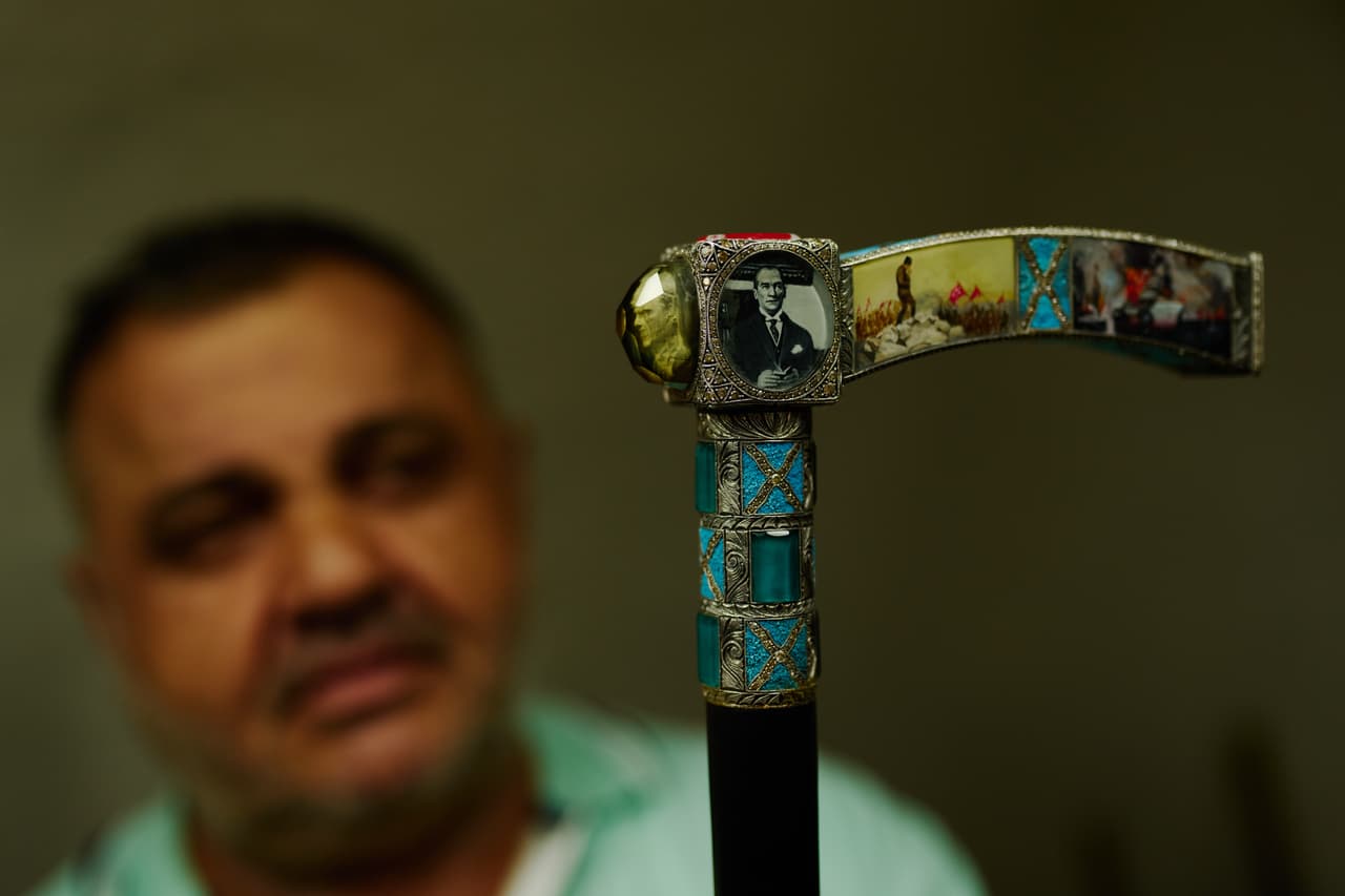 El maestro artesano de incrustaciones y relieves, Sahin Karaman, sostiene una de sus piezas, un bastón ricamente decorado, en su taller en el barrio artesanal de Buyukhan.