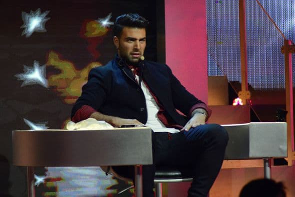 Jencarlos la escuchaba muy atento.