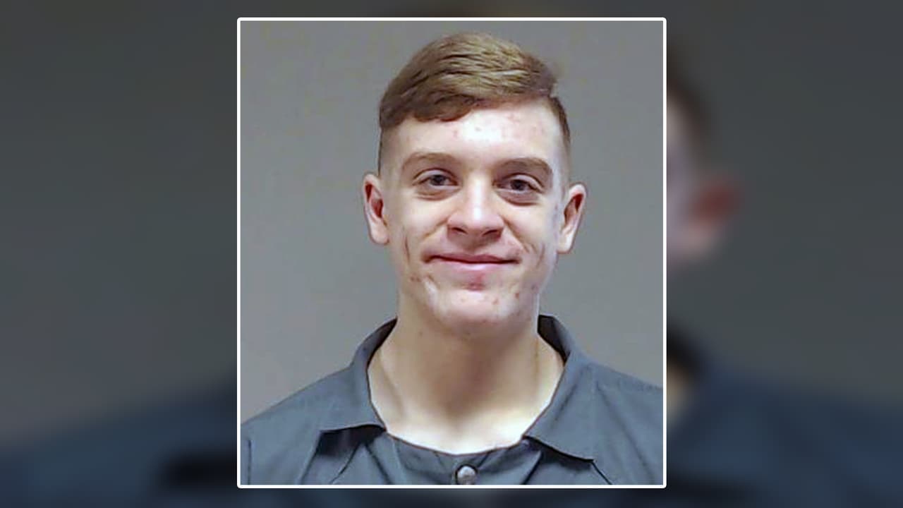 Adam Barney asesinó a su madre con un martillo en McKinney, Texas.