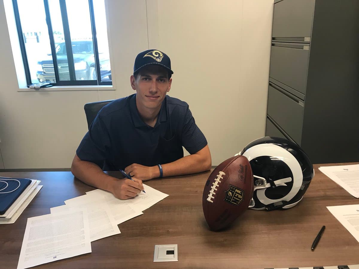 El momento exactó en que firma su vínculo con los Rams.