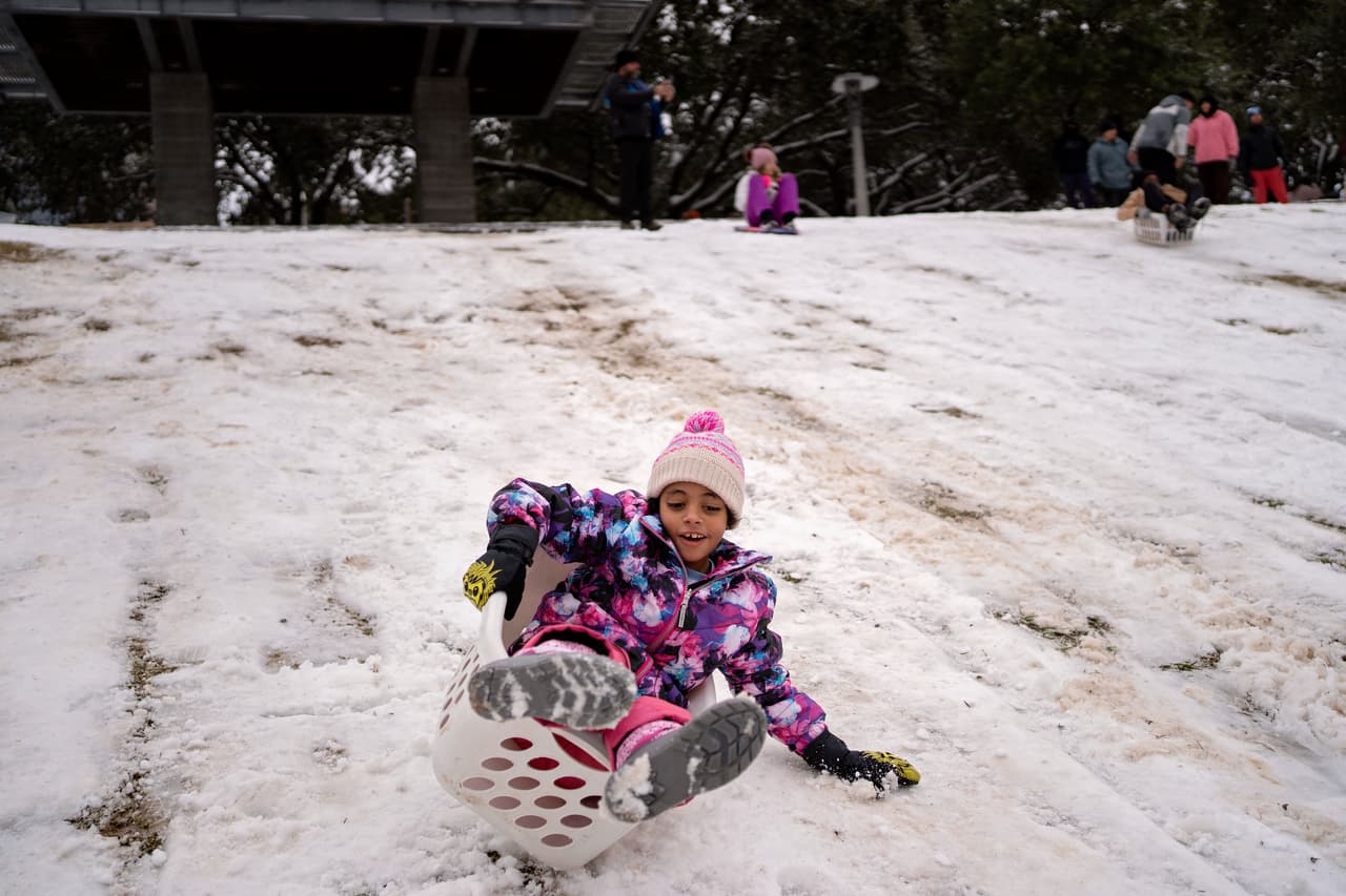 3. El Aeropuerto Hobby registró la temperatura mínima de 18°F esta mañana, acompañada de una 
<b>sensación térmica mínima de 9°F. (Lo mas frío durante este evento). </b>
<br>