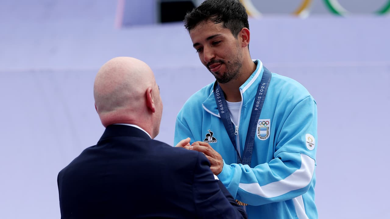 ¿Por qué el presidente de FIFA entregó medalla en Paris 2024?