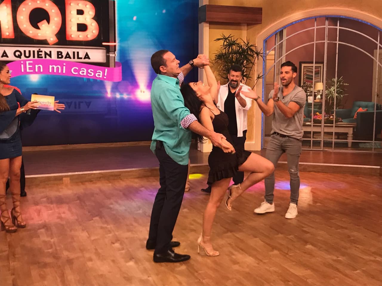 Alan y Jessica intentaban imitar las coreografías y mostrar que son buenos para el merengue.