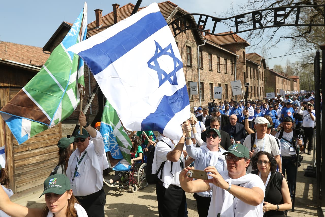 Como todos los años, cada Día del Recuerdo del Holocausto, cientos de personas participan en la 'Marcha de los Vivos' en Auschwitz, Polonia. Allí los nazis instalaron durante la segunda Guerra Mundial un campo de concentración donde asesinaron cerca de un millón de judíos.