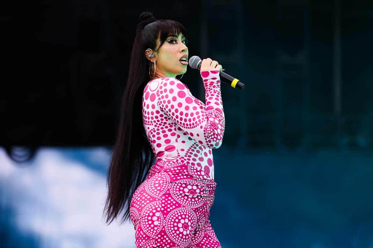 <b>Kali Uchis:</b> Es abiertamente bisexual y ha apoyado a la comunidad gay desde siempre. Creció yendo a marchas del orgullo con su papá, y en sus canciones habla sobre experiencias de vida.