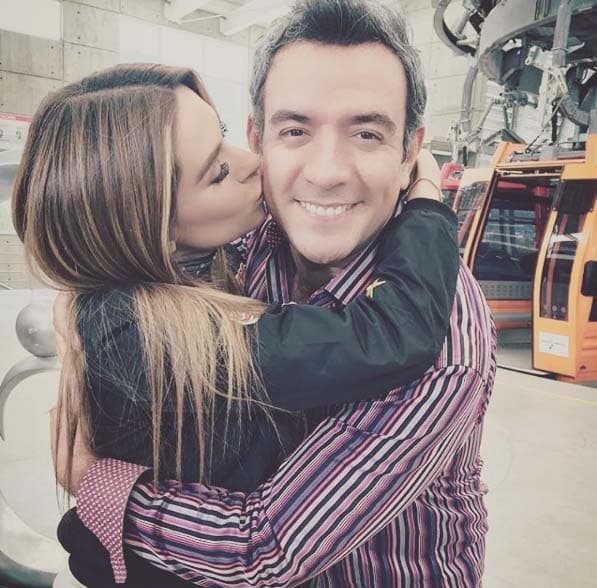Muchas mujeres sueñan con besar al conductor Héctor Sandarti como lo hace Galilea.