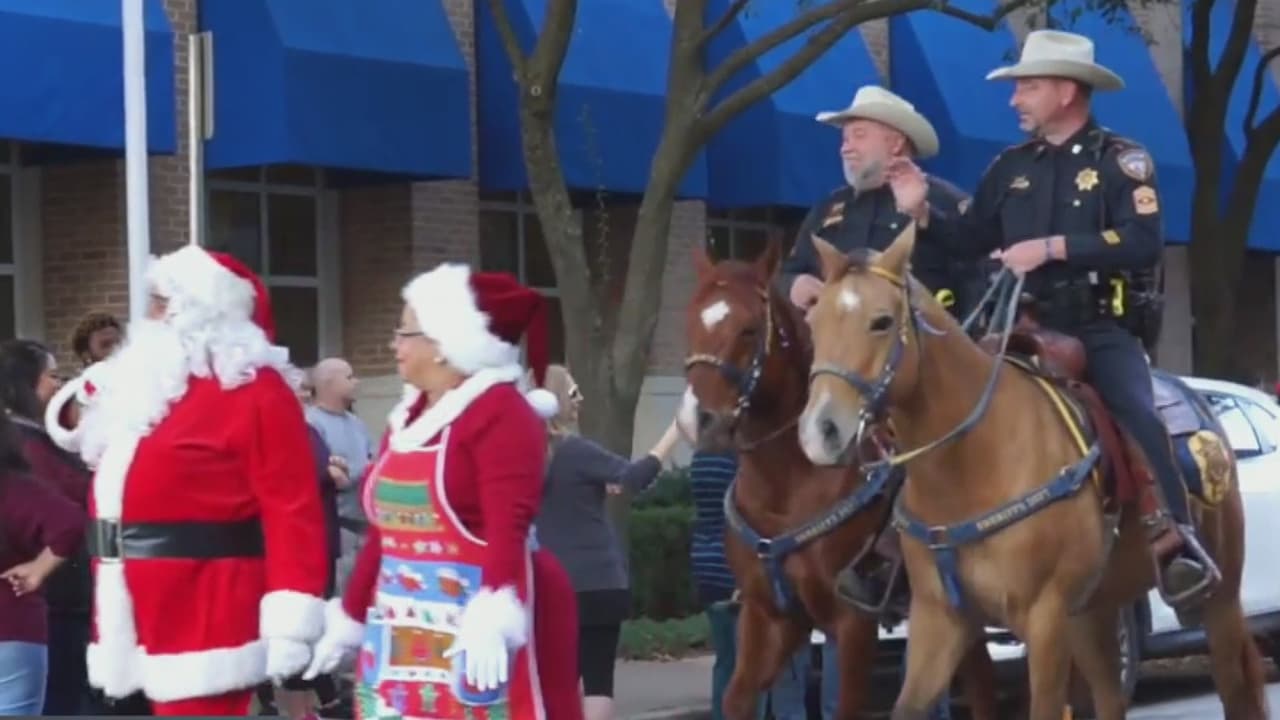 Oficiales del condado Harris brindaron alegría al darle regalos a 500 niños víctimas de la violencia 