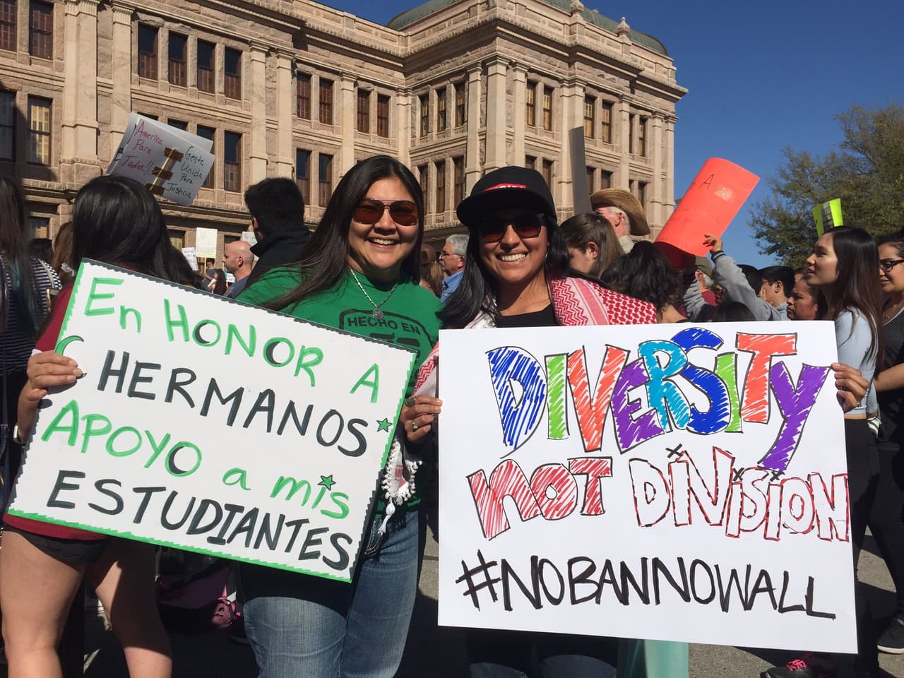 Mensajes: "En honor a mis hermanos apoyo a mis estudiantes"/ "Diversidad no división"
<br>