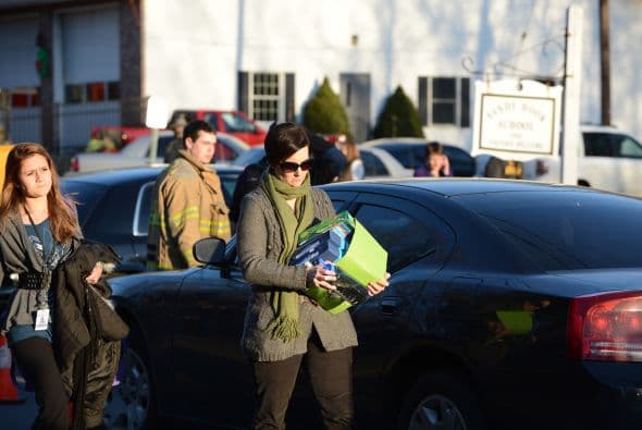 Brendan Murray, de nueve años de edad, relató que estaba con sus compañeros en el gimnasio de la escuela cuando escucharon "un montón de golpes" y los profesores les ordenaron que se escondieran en un armario, donde permanecieron ocultos durante 15 minutos.