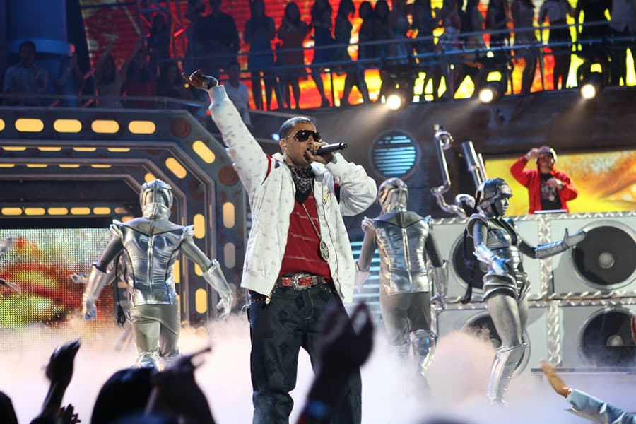 En esa ocasión, Daddy Yankee fue invitado para ofrecer un número musical, en el que interpretó dos temas: 'Impacto' y 'Ella Me Levantó'.