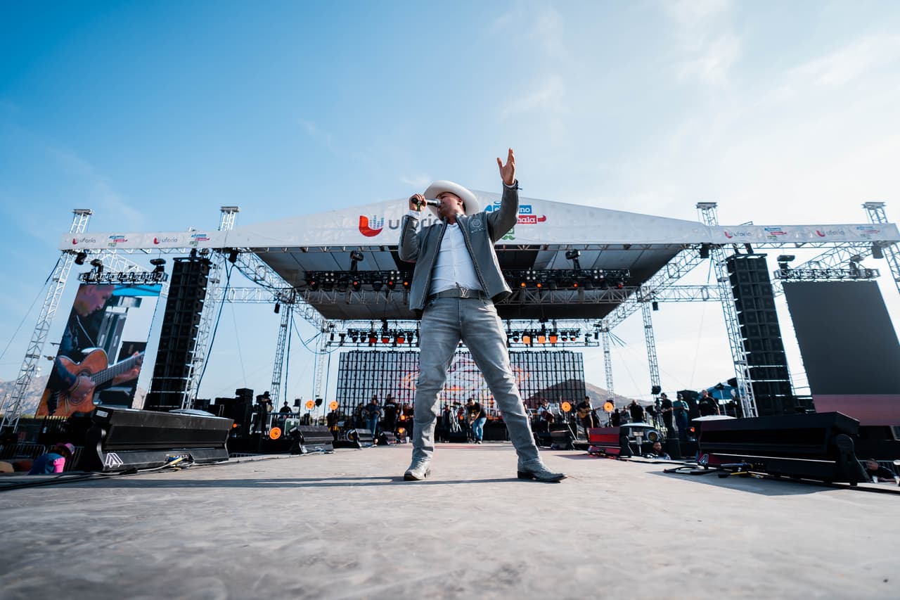 Jr. Salazar también aprovechó la oportunidad y dio lo mejor de sí en la tarima de El Bueno, La Mala y El Feo Live en Perris, California.