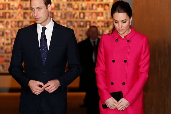 La duquesa lució un abrigo rosado con botones al frente de Mulberry, acompañado por unas medias negras y tacones a juego.