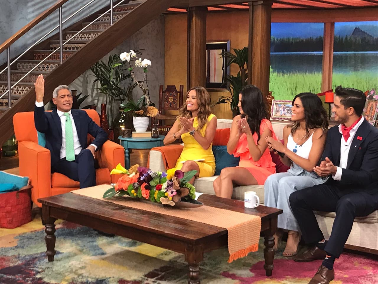 Johnny presumió su look al estilo de George Clooney y confesó sentirse muy orgulloso en su papel de abuelo.