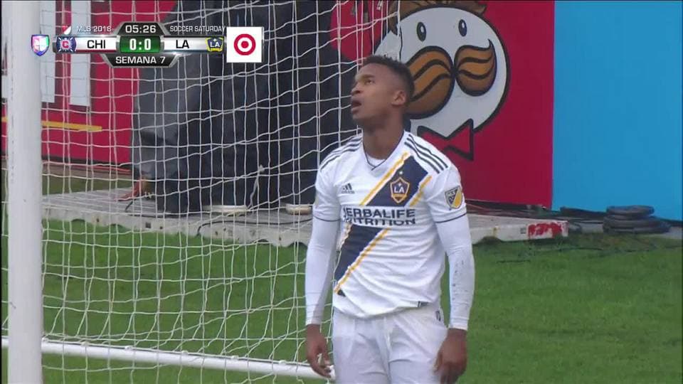 Fuera de juego de Romain Alessandrini: El juez de línea levanta el banderín y anula la jugada.