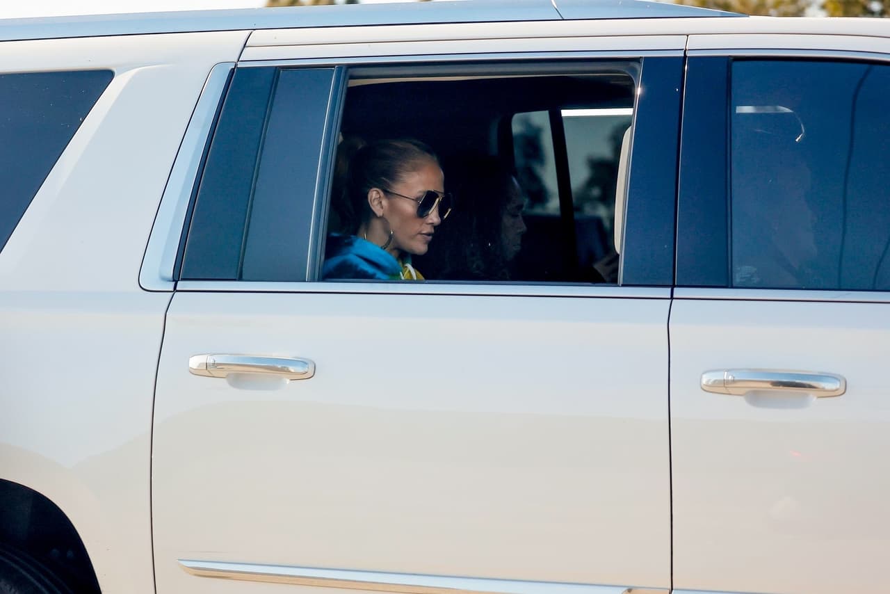 Aunque Ben y la ex de Marc Anthony no han sido fotografiados juntos, JLo fue vista en la misma camioneta SUV blanca ese mismo día. Después de pasar unas horas en la mansión, unos guardias de seguridad recogieron a Ben en un lugar cercano a la lujosa residencia y lo regresaron.
