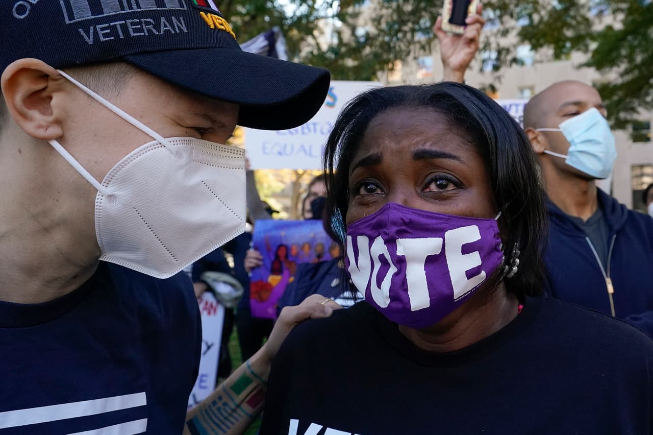 Muchos seguidores de Biden se ven emocionados alrededor del palacio presidencial.
<br>
<br> 
<br>