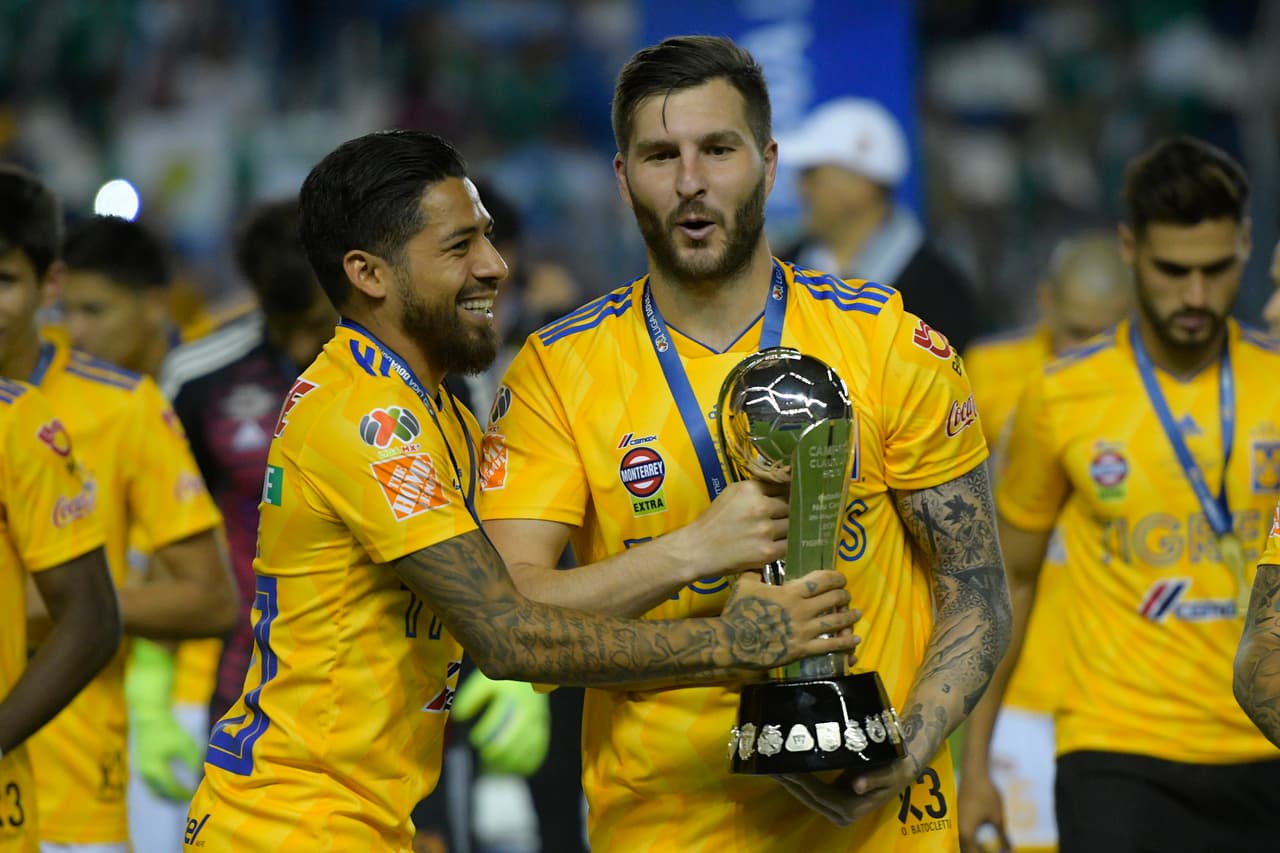 ¡Tigres se proclama Campeón del fútbol mexicano! Los felinos regiomontanos cosecharon su séptimo título de la Liga MX y se cuelan, aunque muchos se sigan negando a aceptarlo, entre los grandes del balompié azteca. Luego de superar en una Final de un solo gol a los Esmeraldas del León, así se dieron los festejos de los Tigres en patio ajeno, imágenes para el recuerdo y que hay que darse un tiempo para echarles un ojo, sobre todo la fiel afición de los felinos regios.