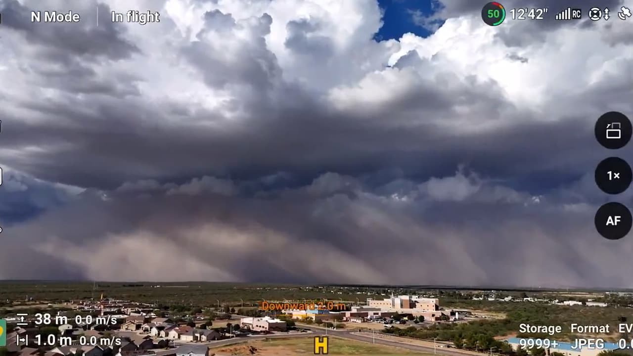 Un dron capta una espesa tormenta de polvo a su paso por el sur de Arizona