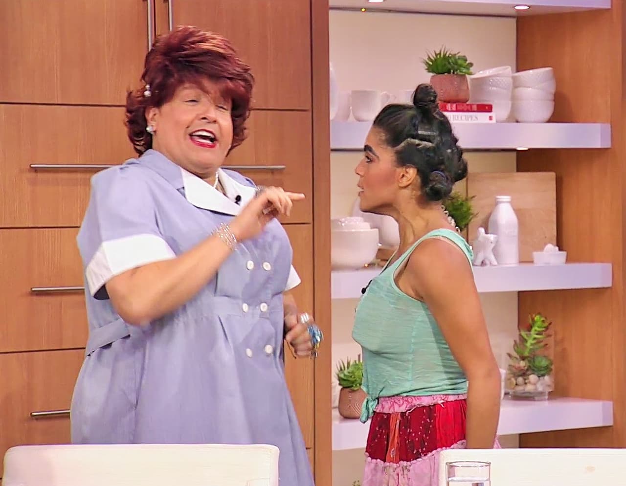 Mela le recordó a Meche que recientemente se había despedido de todos en el show para comenzar una nueva etapa en Hollywood, ante lo anterior, la mucama de Despierta América explicó que no viajará para convertirse en la promesa del cine hasta que el avión privado de Eugenio Derbez llegue por ella.