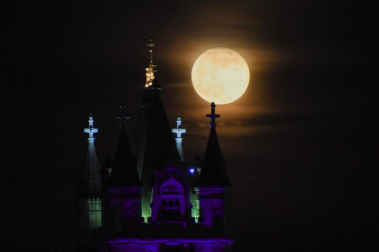 La Superluna de mayo vista cerca del Tower Bridge de Londres. La historia moderna del nombre de las lunas aquí en EEUU se debe
<b>al almanaque granjero de Maine, que publicó por primera vez nombres de pueblos originarios americanos para las Lunas llenas en la década de 1930.</b>
<br>La Luna llena en mayo era llamada Luna de flores por las tribus que vivían en lo que ahora es el noreste de EEUU. Se debe a que las floraciones son abundantes en esta época del año y a que las heladas tardías ya han terminado.
<br>
<br>