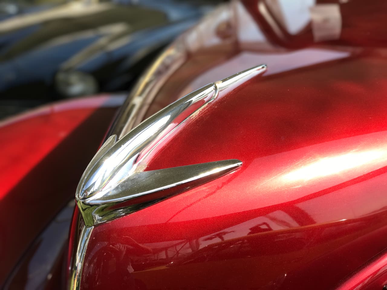 El Lincoln Zephyr fue el primer auto de diseño aerodinámico que tuvo éxito en el mercado automotriz mundial y por lo tanto su ornamento de capó era notoriamente distinto al de sus competidores y al estilizado galgo que utilizaban los demás modelos de la marca. Este
<b>Lincoln Zephyr Coupe de tres ventanas de 1939</b> utiliza una especie de cohete surcando los cielos.