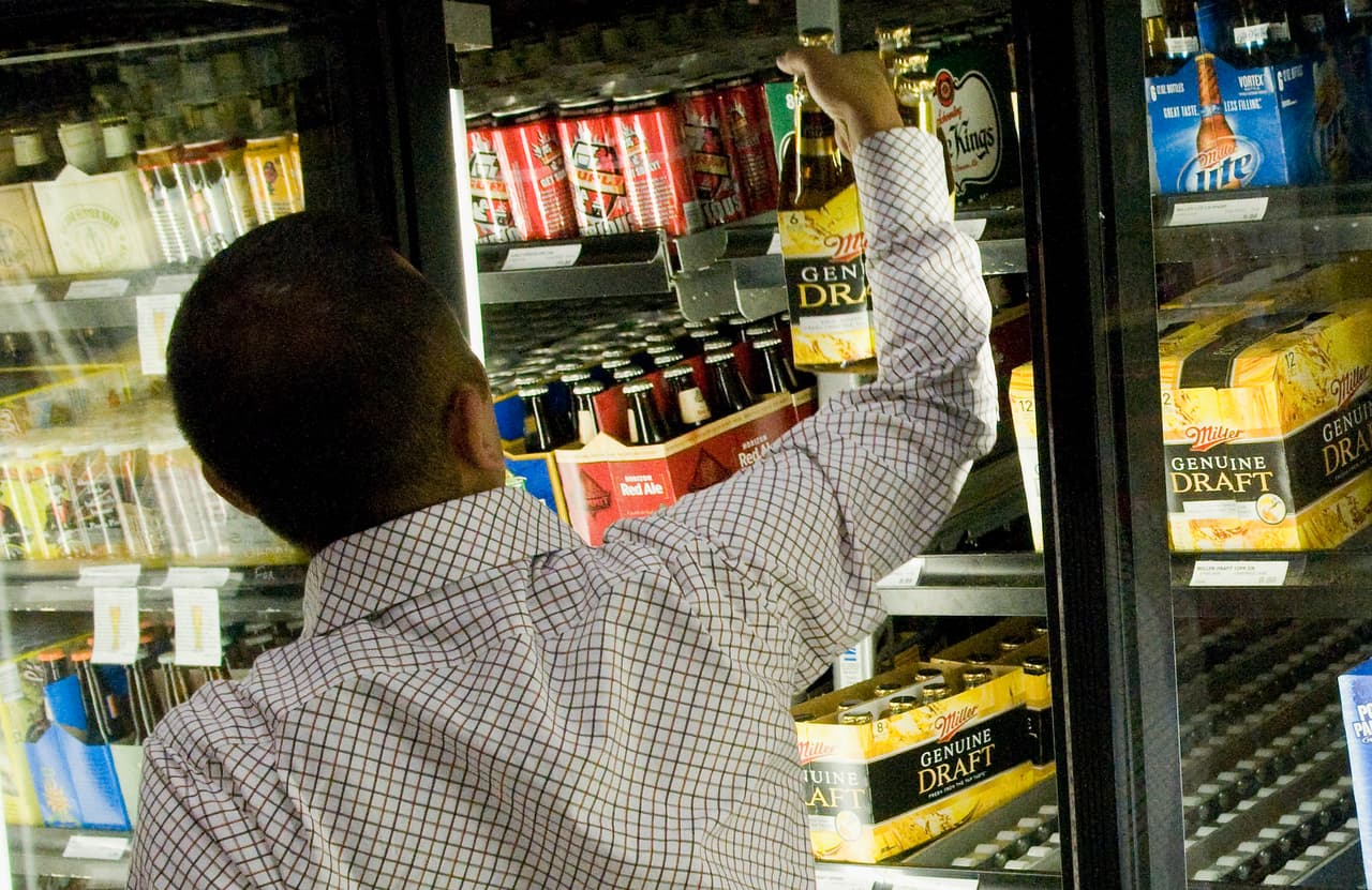 Fresno aprueba reducir licencias de venta de alcohol para atacar el crimen violento en las calles