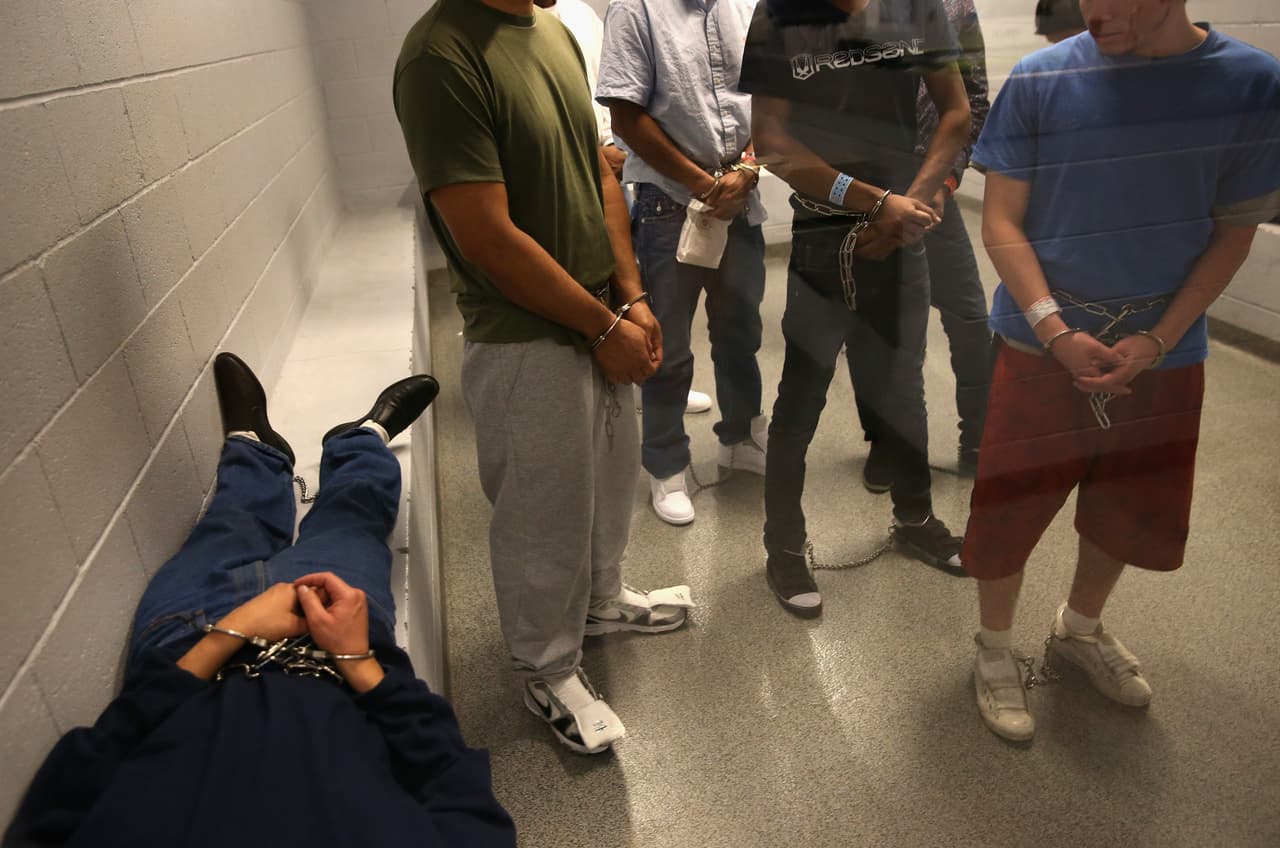 ICE toca a su puerta: preguntas de una abogada y respuestas de un exagente de inmigración