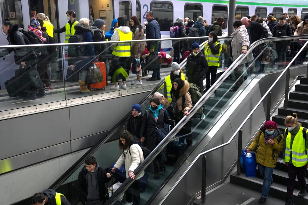 Refugiados de Ucrania son guiados por voluntarios cuando llegan a la estación. Otra de las tareas de los voluntarios es llevar a los recién llegados desde los andenes de la estación a una sala de espera en el sótano junto a un McDonald's.