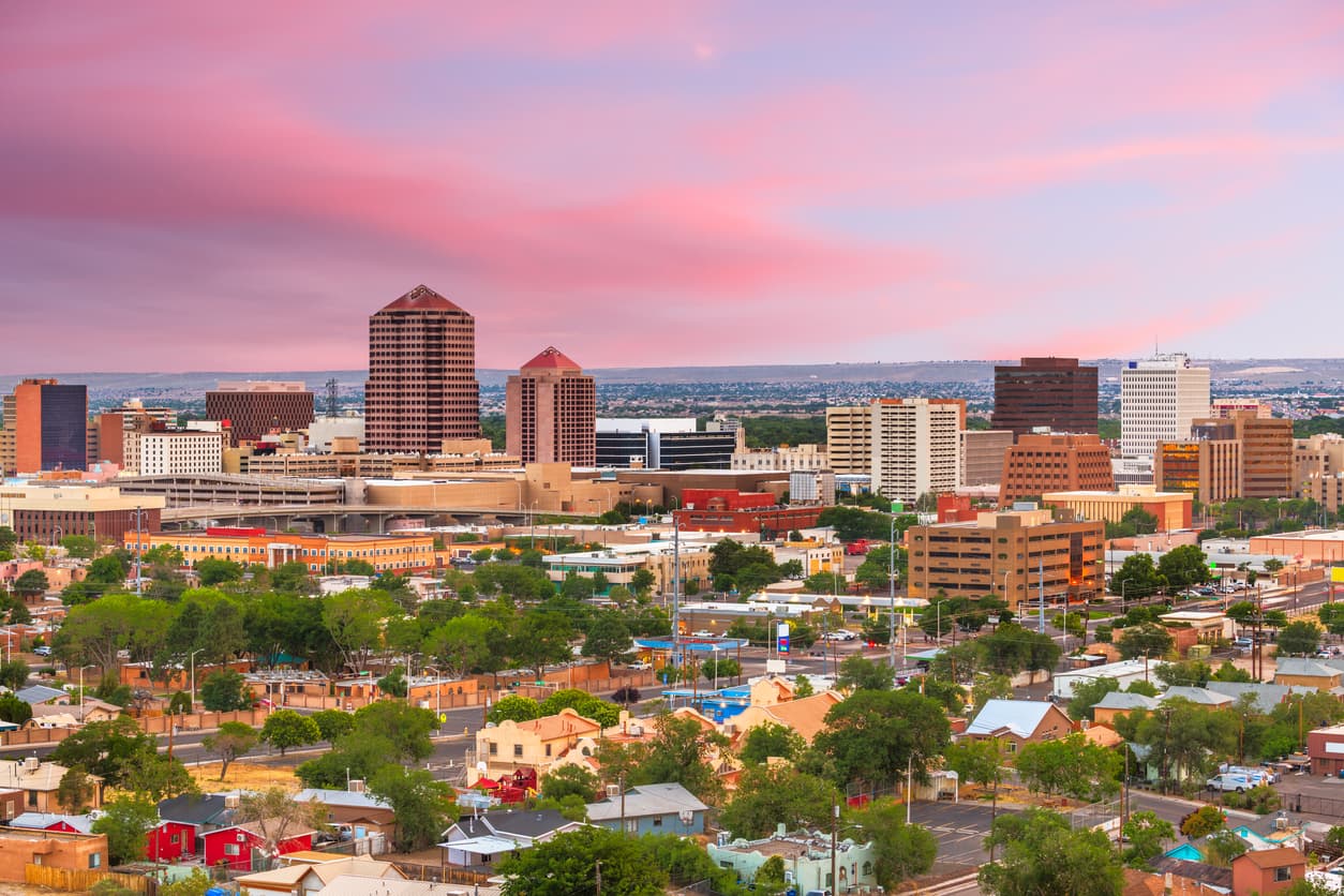 <b>En Albuquerque, Nuevo México</b>
<br>
<br>🔘 El ingreso medio en esta ciudad es de $53,936 al año.
<br>🔘 El ingreso que se recomienda tener para poseer una casa es de $69,778.62
<br>🔘 El ingreso que se recomienda tener si vas a alquilar una vivienda es de $64,954.62
<br>
<br>
<i><a href="https://www.univision.com/noticias/dinero/ciudades-de-eeuu-se-vive-mejor-solo-con-cheque-seguro-social-fotos">Aquí puedes ver las 20 ciudades donde se puede vivir mejor solo con el cheque del Seguro Social.</a></i>