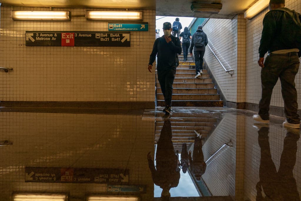 Casi en su totalidad, 
<b>las rutas del metro de Nueva York sufrieron retrasos</b>. Muchas de ellas fueron suspendidas poco antes de la medianoche del miércoles. Las autoridades prohibieron la circulación de todos los vehículos que no fueran de emergencia.
<br>