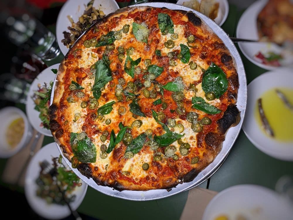 <b>Pizzeria Beddia </b>
<br>Dirección: 1313 North Lee St Philadelphia, PA 19122
<br>Teléfono: (267) 928-2256
<br>Sitio web: 
<a href="http://www.pizzeriabeddia.com/">http://www.pizzeriabeddia.com/</a> 
<br>
<b><a href="https://www.yelp.com/map/pizzeria-beddia-philadelphia">Cómo llegar</a></b>
<br>
<br>Una usuaria de Yelp dijo sobre el local: “Estaba un poco escéptica sobre un lugar llamado "La mejor pizza de Estados Unidos", pero no están bromeando en este lugar”.