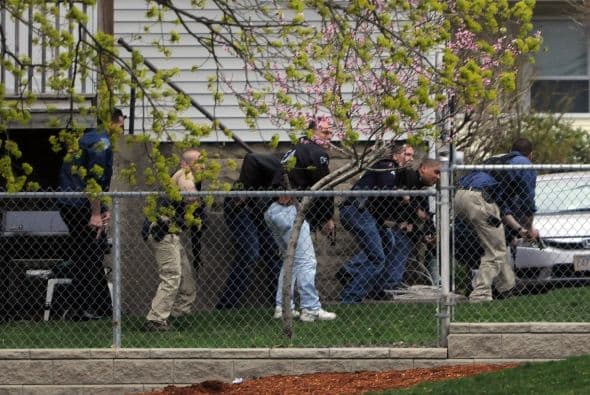 La policía confirmó vía Twitter, la detención del segundo sospechoso de los atentados del pasado lunes en el maratón de Boston (EE.UU.) y que había sido acorralado en el barrio de Watertown. "CAPTURADO!!! La caza se ha acabado. La búsqueda ha terminado. Se acabó el terror. Y la justicia ha ganado. El sospechoso está bajo custodia", se lee en el tuit de la policía de Boston. A lo largo de toda la jornada un extraordinario despliegue policial había perseguido a Dzhokhar Tsarnaev, un joven de 19 años de origen chechén, presunto coautor de los atentados. Según el diario Boston Globe, Tsarnaev fue capturado después de un tiroteo en el que resultó herido, por lo que está siendo trasladado al Hospital Mount Auburn de Cambridge. Un oficial le dijo al diario que el joven, de 19 años, se encuentra consciente. La noticia de su captura fue acogida con aplausos por el público que salió de sus casas.
