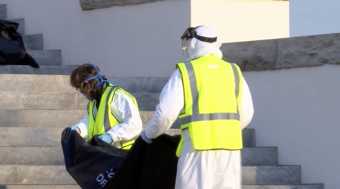 Dicen que las bolsas para cadáveres simbolizan las muertes adicionales que puede haber a causa del covid-19, debido al alivio de las órdenes de quedarse en casa y la reapertura de negocios no esenciales.
