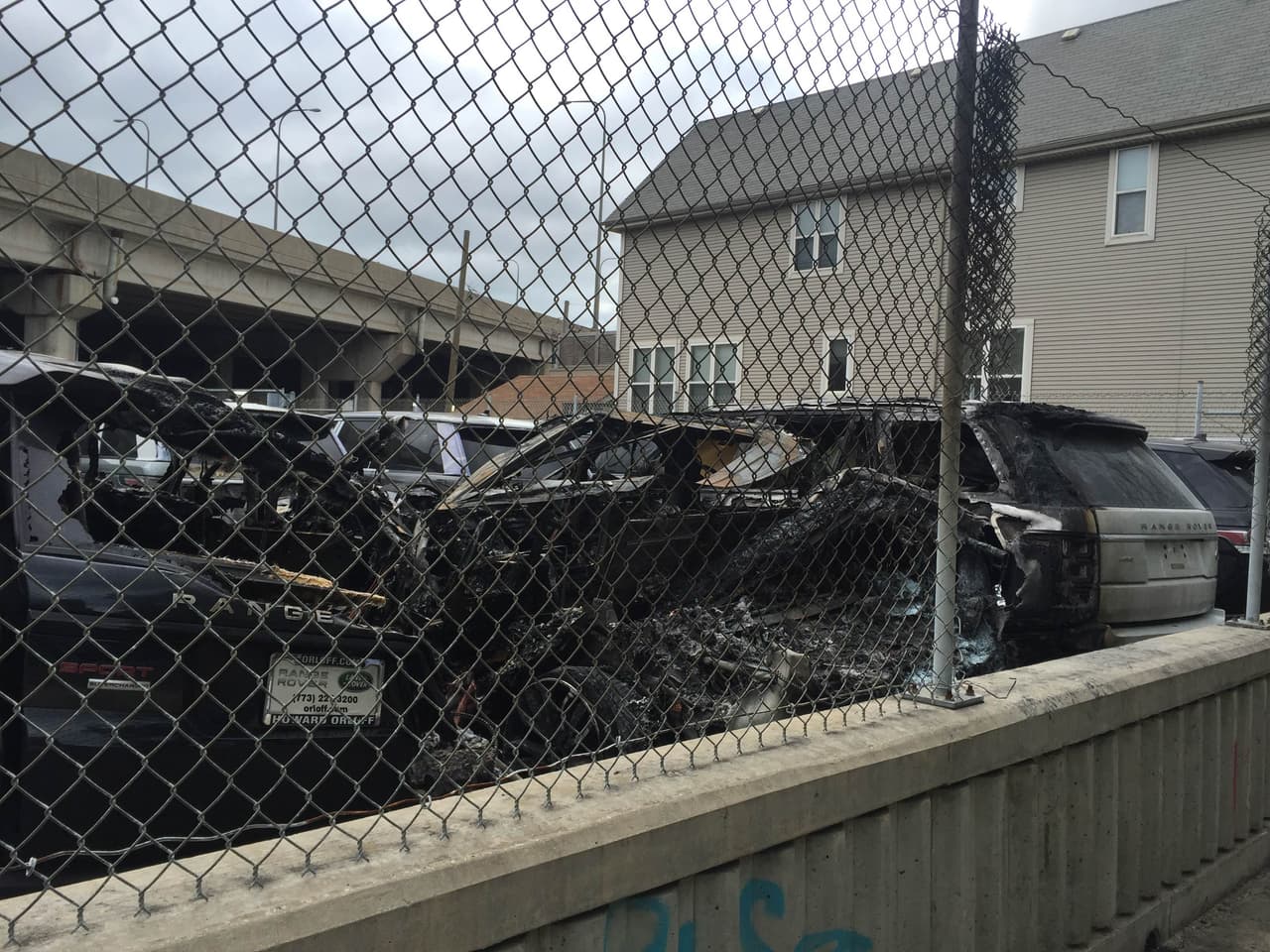 Al parecer se encontraban en un lote desbordado de vehículos.