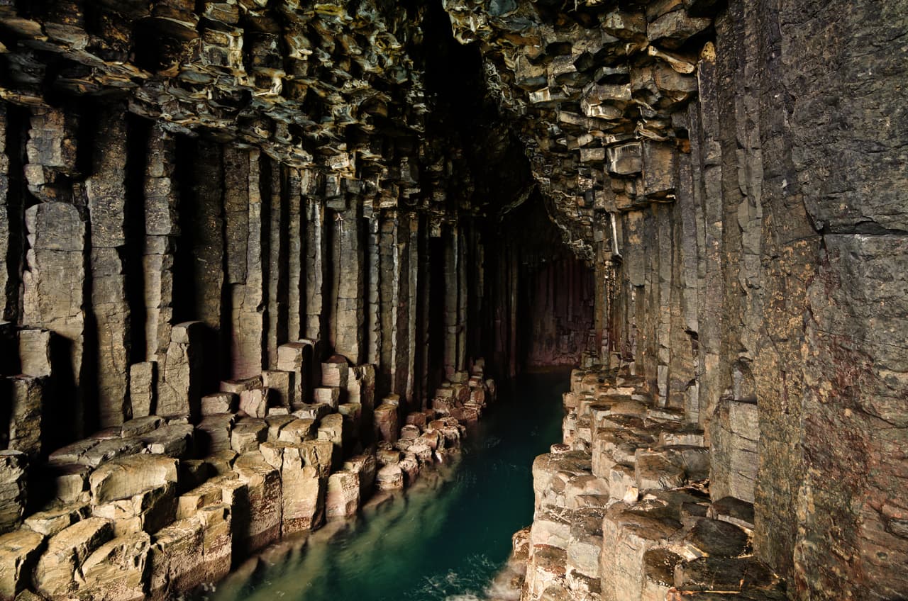 <h3 class="cms-H3-H3">Cueva de Fingal, Escocia</h3>
<br>
<br>A diferencia de otras cuevas, la Cueva de Fingal, en la isla deshabitada de Staffa en las Hébridas Interiores, es simétrica y está formada por columnas volcánicas de basalto. Aunque parece que fue hecha por humanos, la cueva es completamente natural.
<br>